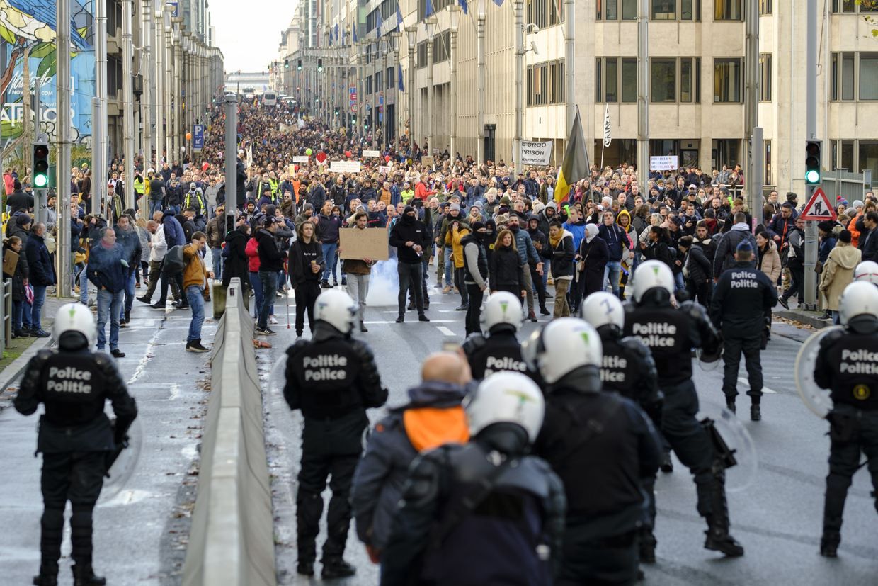 Підпалені машини й протести підлітків: яку політичну мету в Європі мають антивакцинатори - 24 Канал