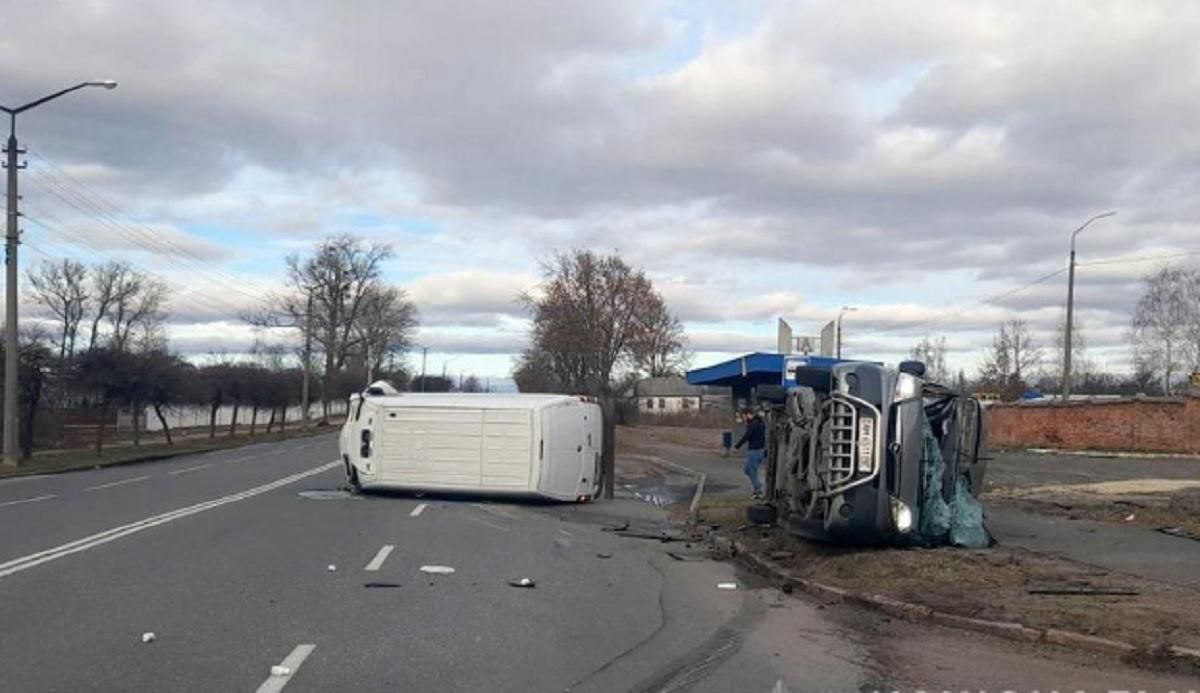 На Житомирщині перевернулися два мікроавтобуси: жертв дивом вдалося уникнути - Свіжі новини Житомира - 24 Канал