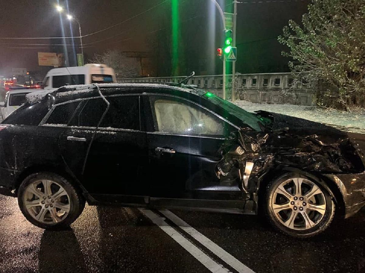 В Вышгороде водитель Cadillac врезалась в автобус: фото с места аварии