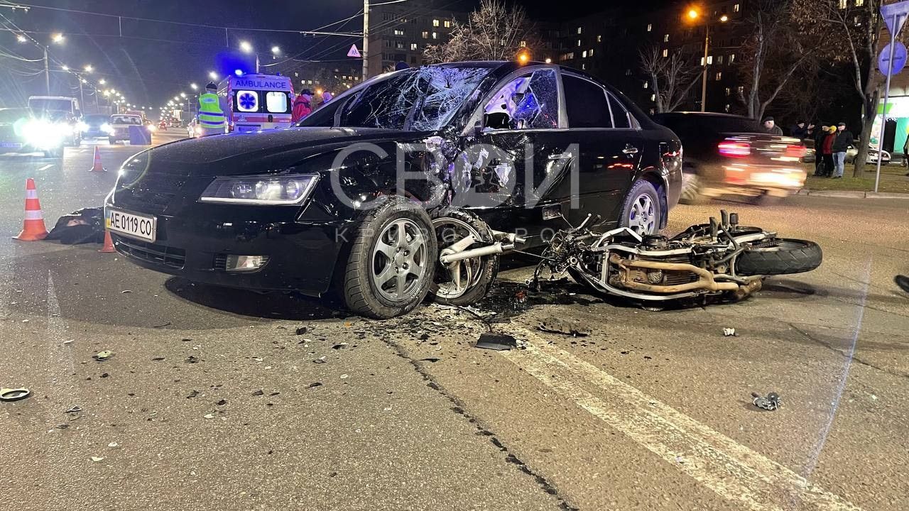 В Кривом Роге мотоцикл влетел в легковушку: водитель сразу погиб В Кривом Роге мотоцикл влетел в легковушку: водитель сразу погиб