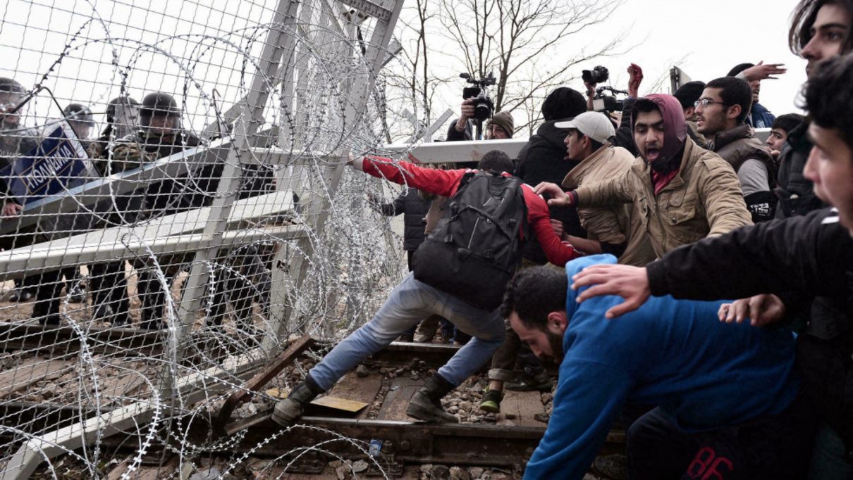 Поломали ограждение: мигранты ночью снова пытались прорваться сквозь границу в Польшу
