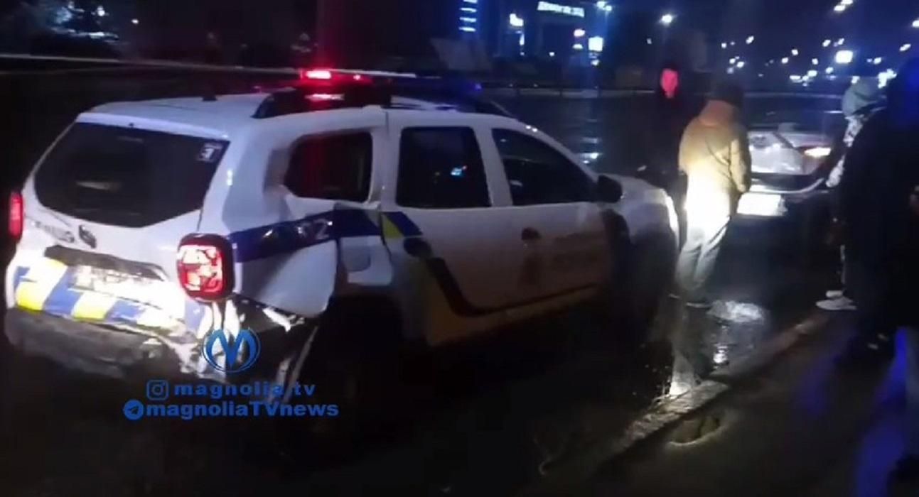 На Столичном шоссе произошла масштабная авария с такси, легковушками и авто полиции На Столичном шоссе произошла масштабная авария с такси, легковушками и авто полиции