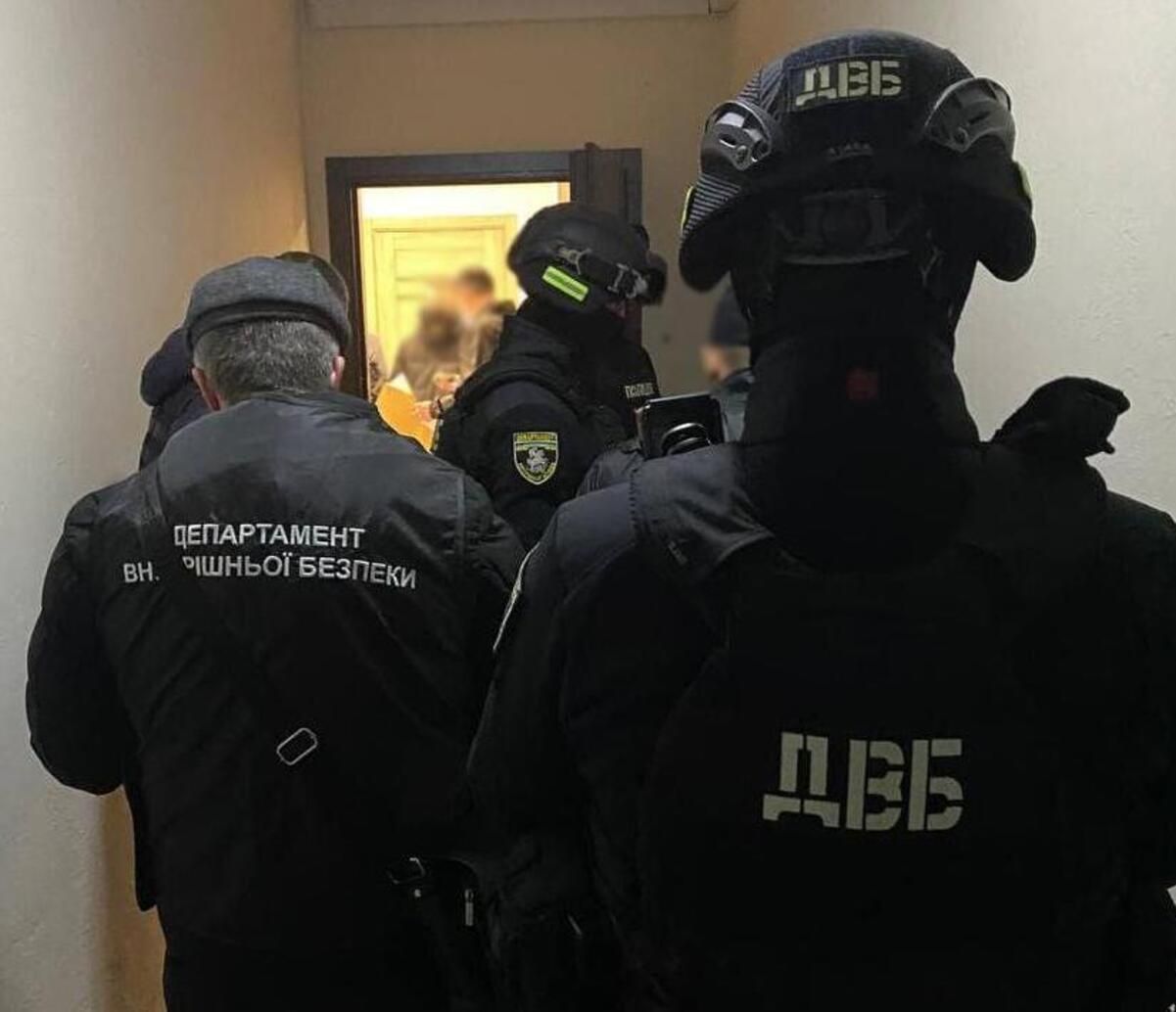 Втягивали в наркоманию детей: под Днепром экс-полицейский создал собственный психотропный бизнес