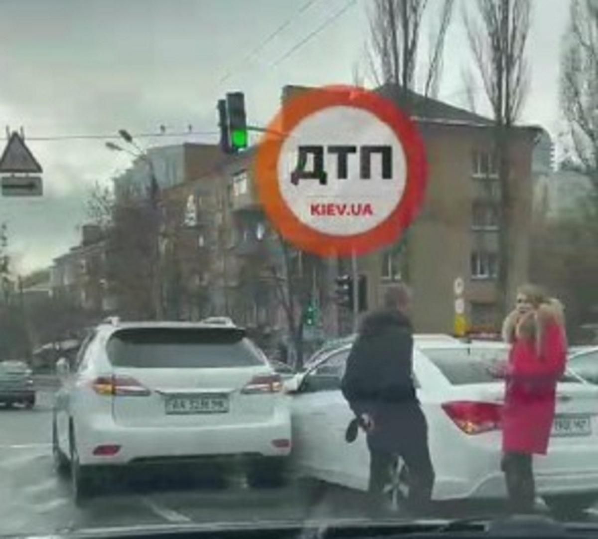У Києві через ожеледь сталася масова аварія з сімома авто - Київ