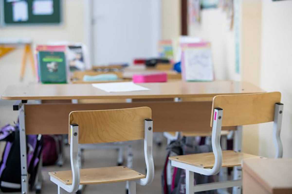 Вдарила учня головою об парту: в школі на Київщині вчителька початкових класів била дітей - Новини Києва - Освіта Вдарила учня головою об парту: в школі на Київщині вчителька початкових класів била дітей - Новини Києва - Освіта