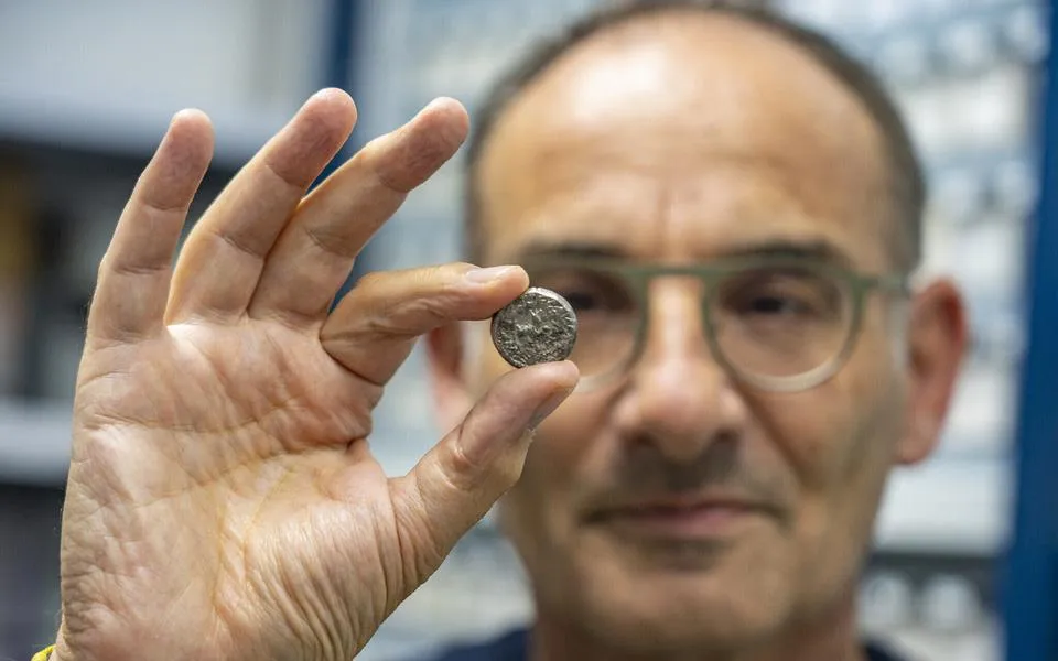 Розважалася у парку: в Ізраїлі дитина знайшла срібний шекель віком 2000 років