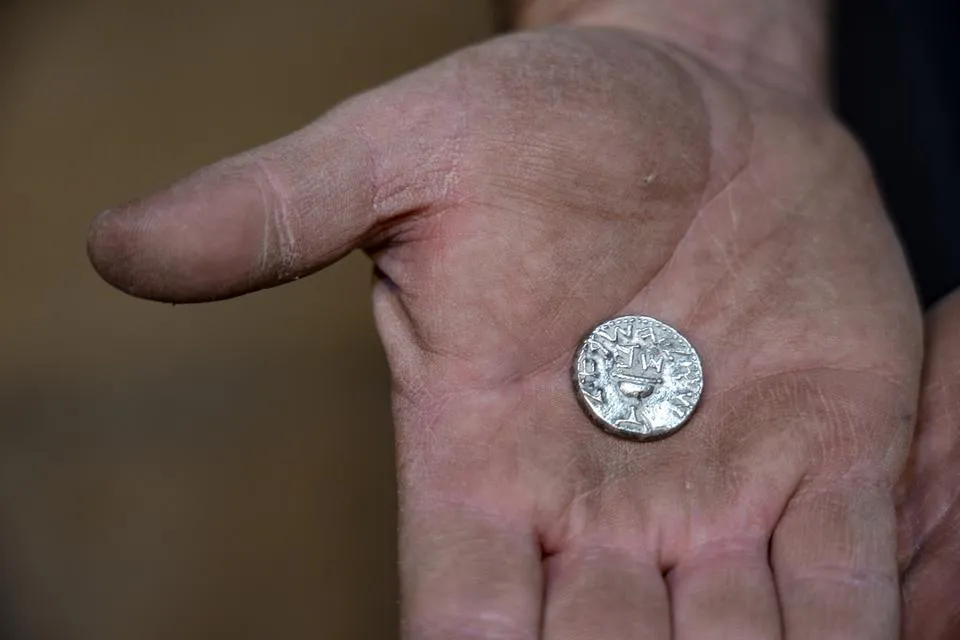 Розважалася у парку: в Ізраїлі дитина знайшла срібний шекель віком 2000 років