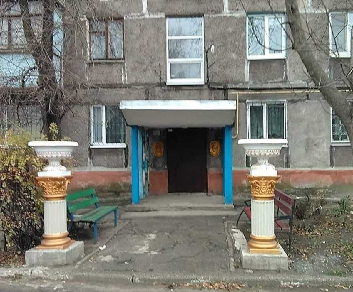 У Дніпрі біля під'їзду поставили "царські ворота" - Новини Дніпра - Дніпро