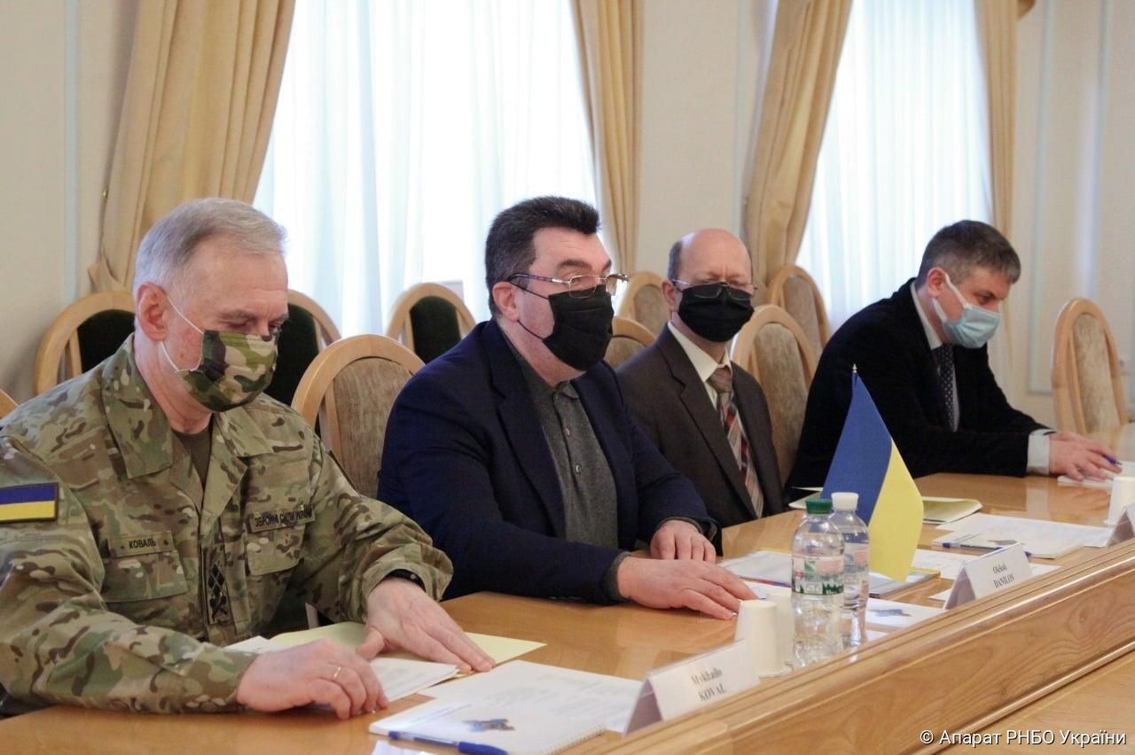 Кабмин согласовал исключение двух крымских экс-депутатов из списков СНБО