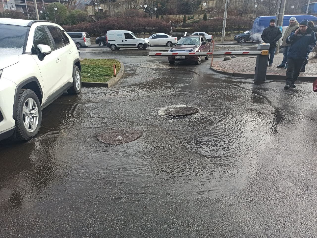 На Подоле прорвало канализацию, но охранники новостройки не давали устранить потоп