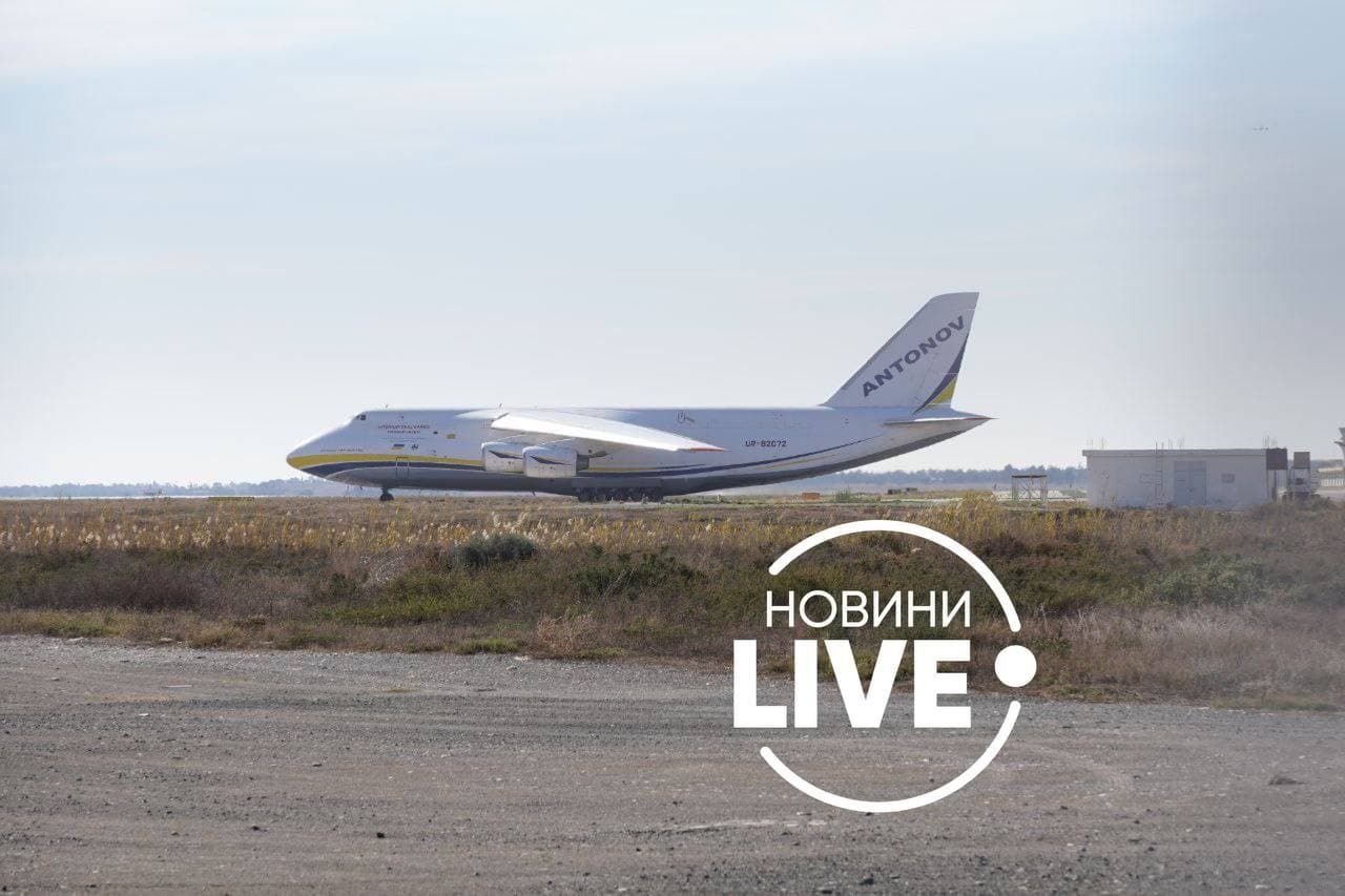 Украинский самолет Ан-124 "Руслан" не смог подняться в небо из-за огненных вспышек в двигателе