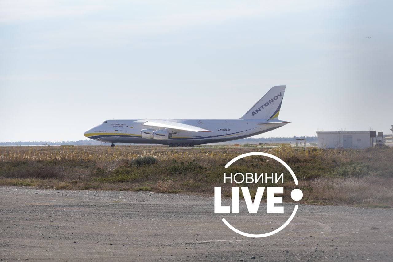 Украинский самолет Ан-124 "Руслан" не смог подняться в небо из-за огненных вспышек в двигателе Украинский самолет Ан-124 "Руслан" не смог подняться в небо из-за огненных вспышек в двигателе