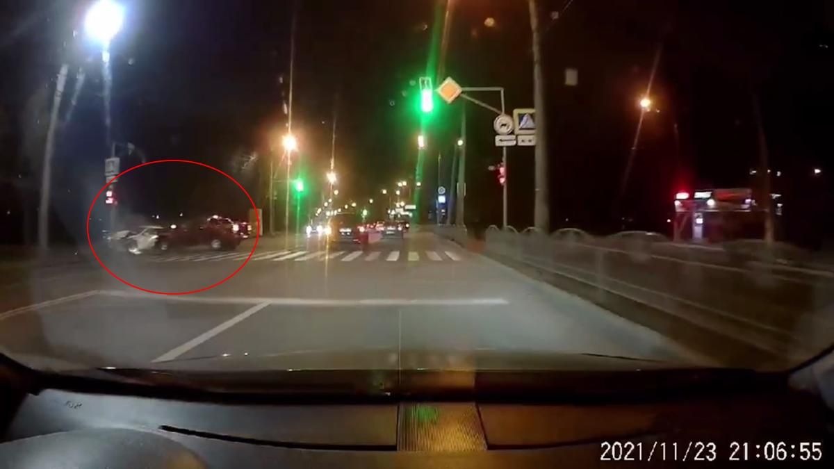 В тройном ДТП в Харькове травмировался ребенок: жесткое видео столкновения В тройном ДТП в Харькове травмировался ребенок: жесткое видео столкновения