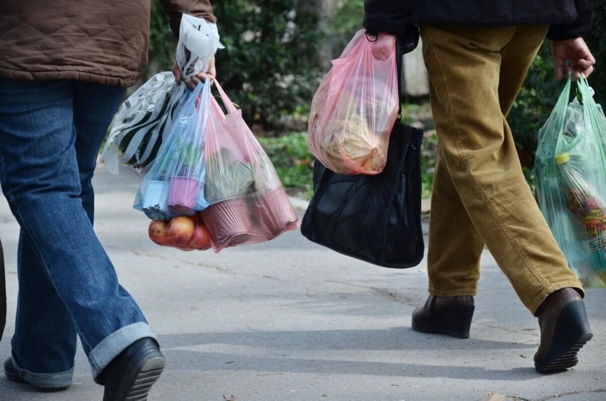 Одноразовые пакеты в магазинах станут платными: сколько они будут стоить