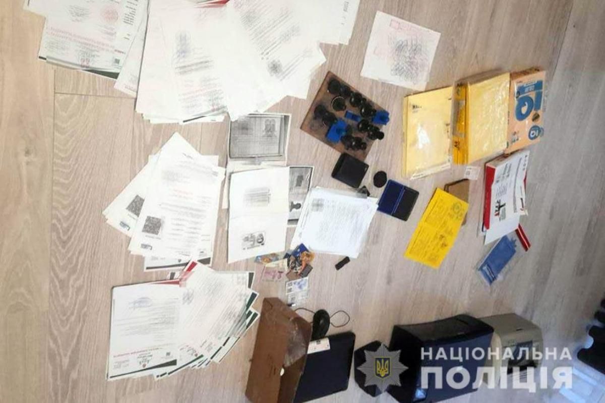 Штамповали фальшивые сертификаты вакцинации: полиция разоблачила злоумышленников на Ровненщине Штамповали фальшивые сертификаты вакцинации: полиция разоблачила злоумышленников на Ровненщине