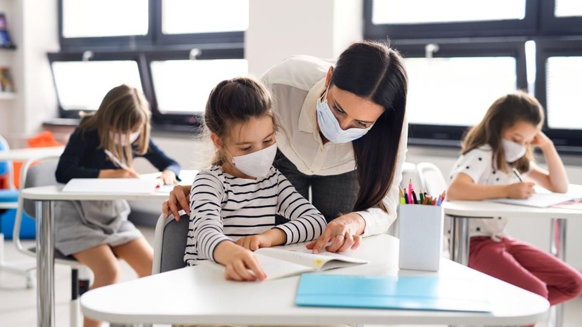 Сколько учителей вернулись к работе после отстранения: данные МОН Сколько учителей вернулись к работе после отстранения: данные МОН