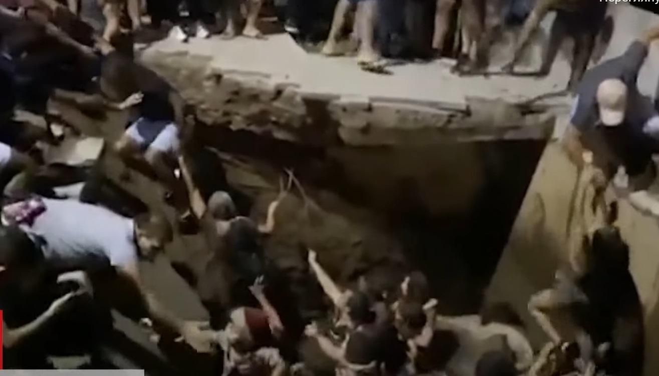 Праздновали рождественскую вечеринку: в Бразилии десятки людей провалились под тротуар Праздновали рождественскую вечеринку: в Бразилии десятки людей провалились под тротуар