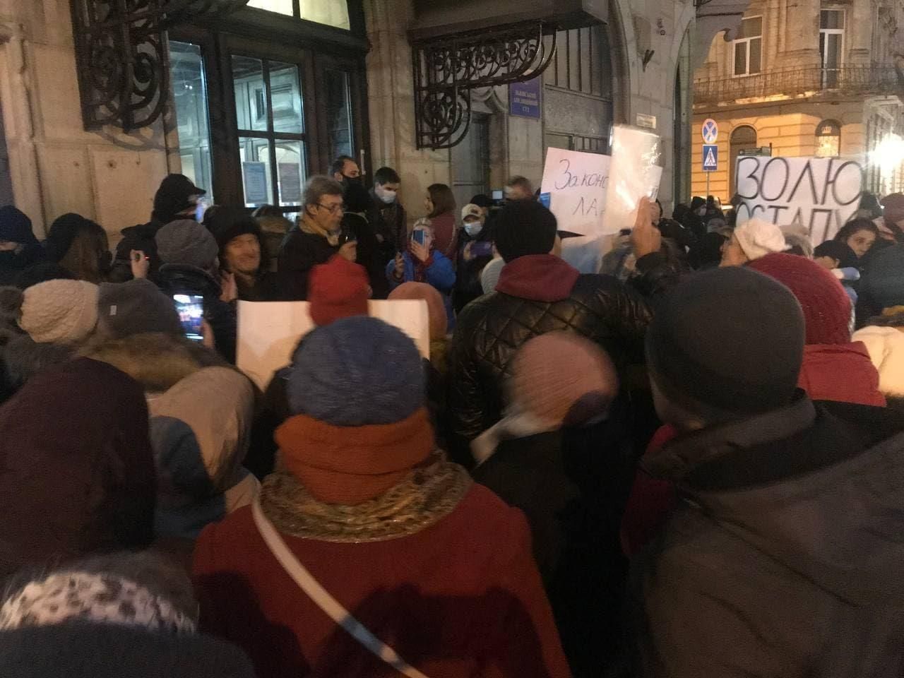 Сторонники "антивакса" Стахива окружили суд: называют сыном Божьим и мессией Сторонники "антивакса" Стахива окружили суд: называют сыном Божьим и мессией