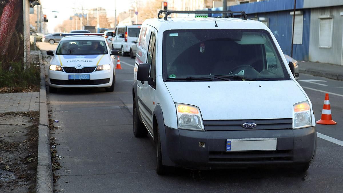 В Днепре авто сбило 14-летнюю девочку: ребенка забрала скорая