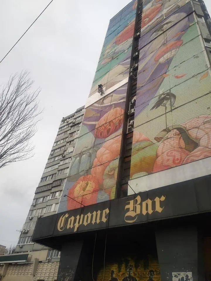 У Дніпрі заклеїли відомий мурал У Дніпрі заклеїли відомий мурал