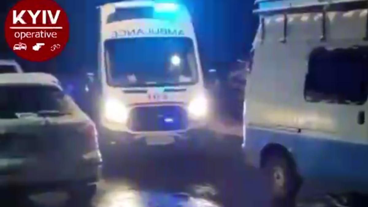 В Киеве "герои парковки" зажали скорую почти на пол часа В Киеве "герои парковки" зажали скорую почти на пол часа