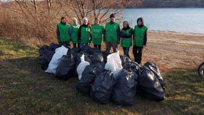 Екоактивісти зібрали на берегах Дністра 100 мішків сміття