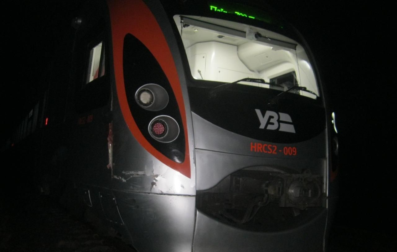 Под колесами Интерсити Перемышль – Киев трагически погиб львовянин
Под колесами Интерсити Перемышль – Киев трагически погиб львовянин