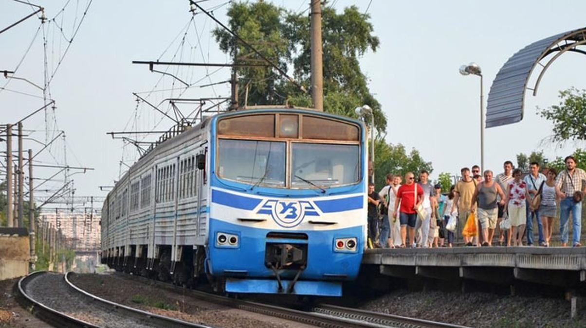 В городской электричке Киева заклеили разбитое стекло рекламными объявлениями