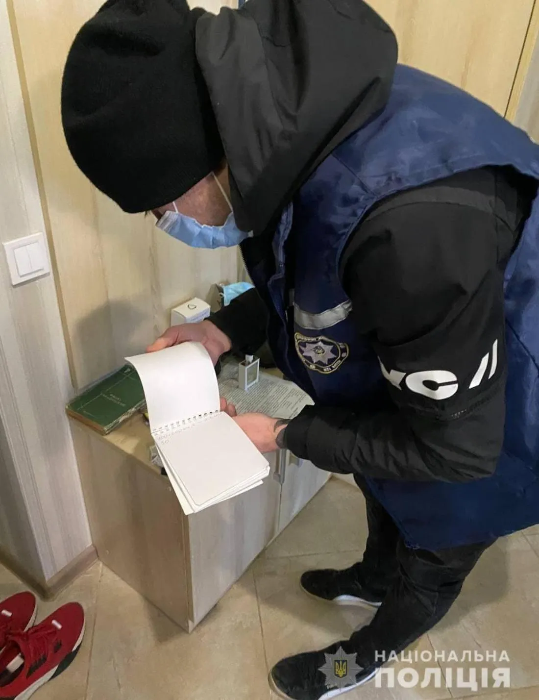 Обшуки проводили вдома і на роботі злочинців Обшуки проводили вдома і на роботі злочинців