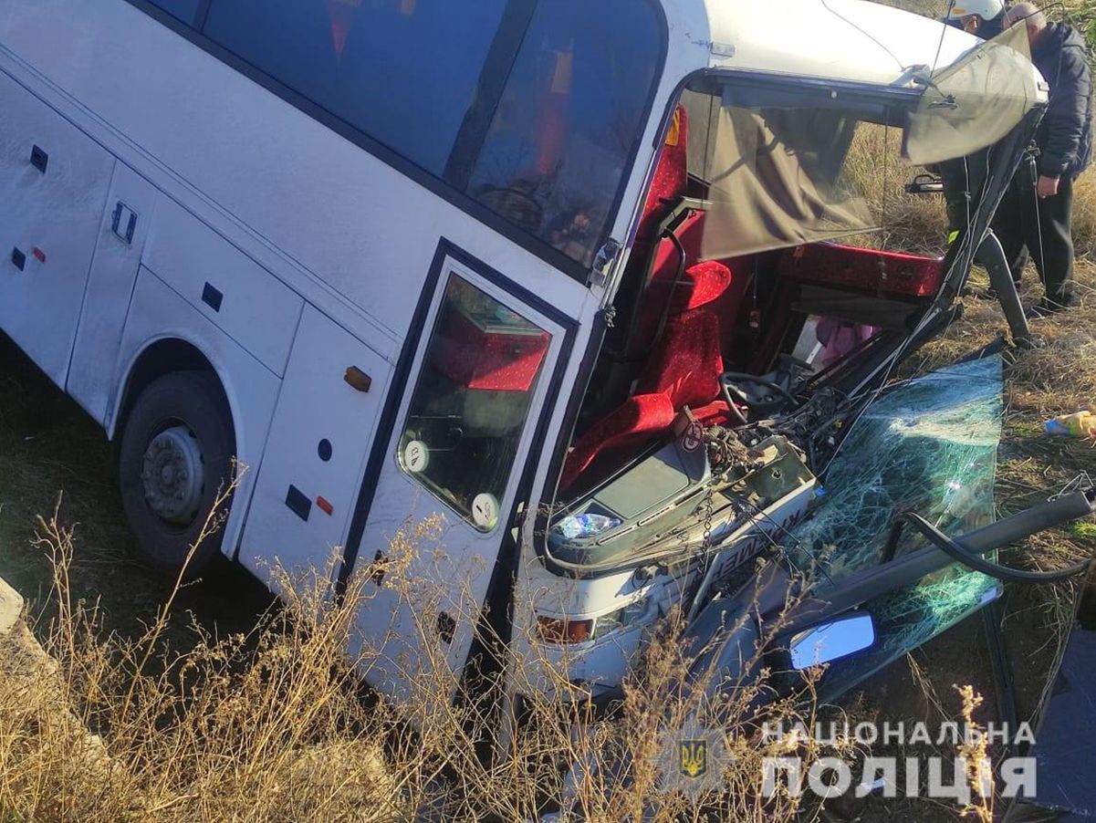 Під Харковом пасажирський автобус злетів у рів, постраждали 4 людей: відео з місця ДТП - Новини Харків - Харків