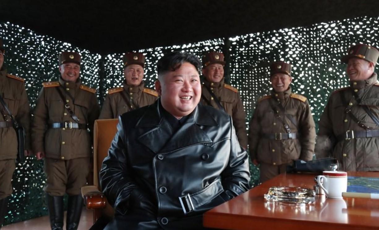 "Культовый образ лидера": в КНДР запретили носить кожаные плащи