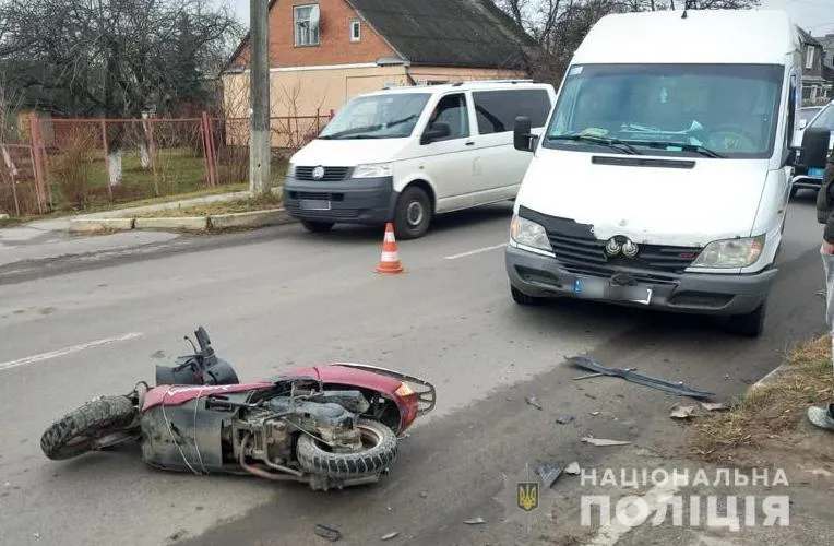 Жінка скутером виїжджала з другорядної дороги на головну