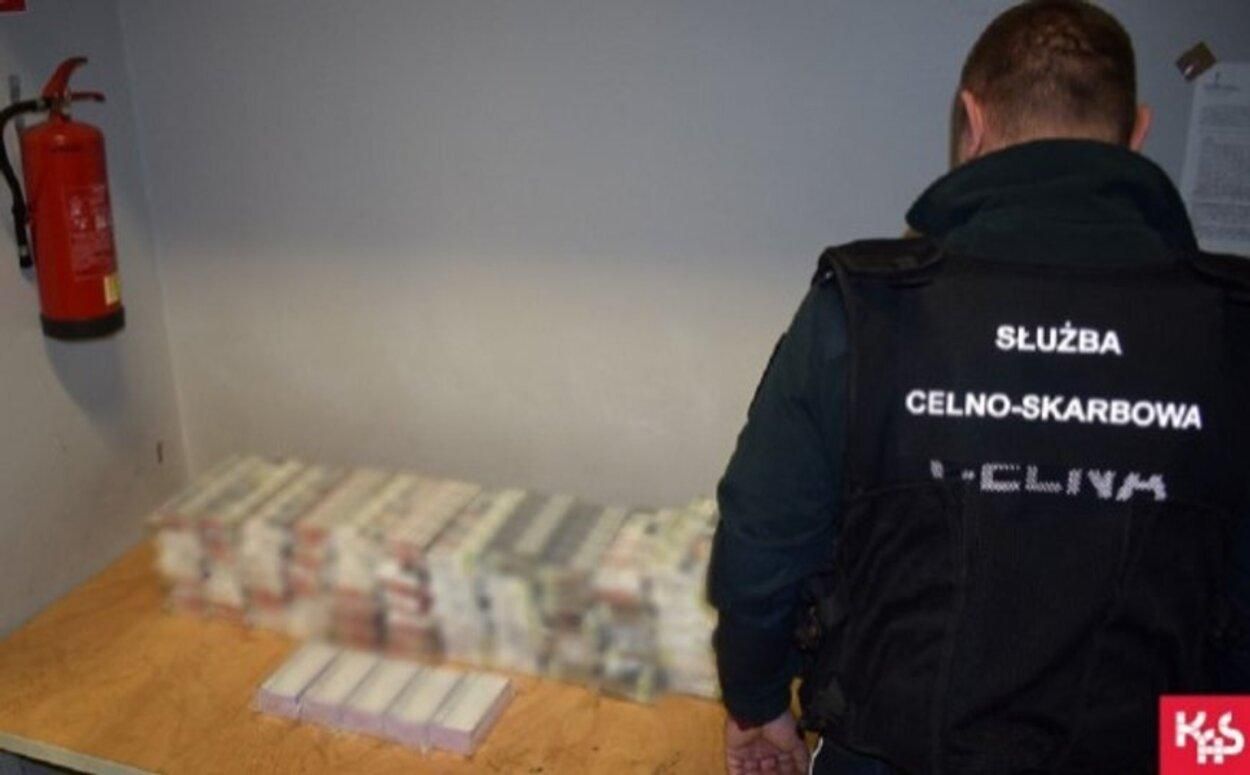 Польские таможенники обнаружили контрабандные сигареты в автобусе львовского перевозчика Польские таможенники обнаружили контрабандные сигареты в автобусе львовского перевозчика