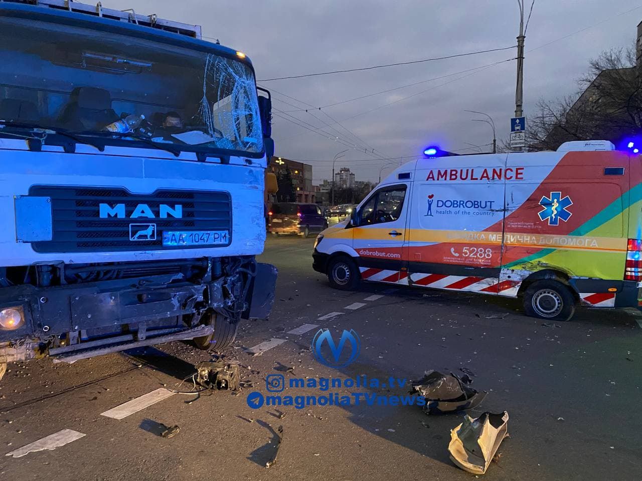 В Киеве мусоровоз протаранил скорую помощь: кадры жуткой аварии - Новости Киев - Киев В Киеве мусоровоз протаранил скорую помощь: кадры жуткой аварии - Новости Киев - Киев