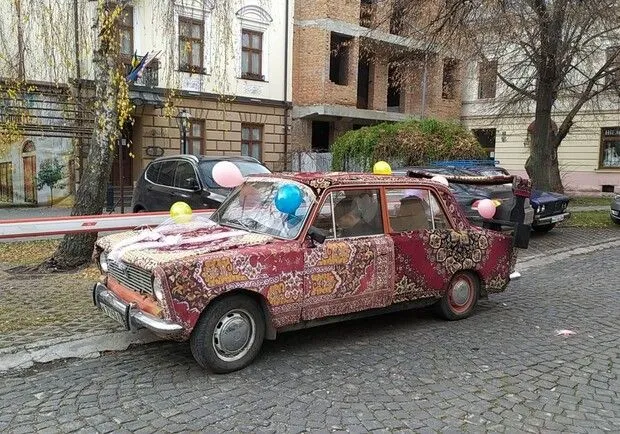 Львів'янин повністю оббив свою автівку килимами: кумедні фото Львів'янин повністю оббив свою автівку килимами: кумедні фото