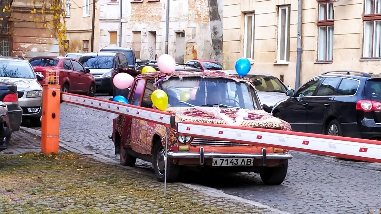 Львів'янин повністю оббив свою автівку килимами: кумедні фото Львів'янин повністю оббив свою автівку килимами: кумедні фото