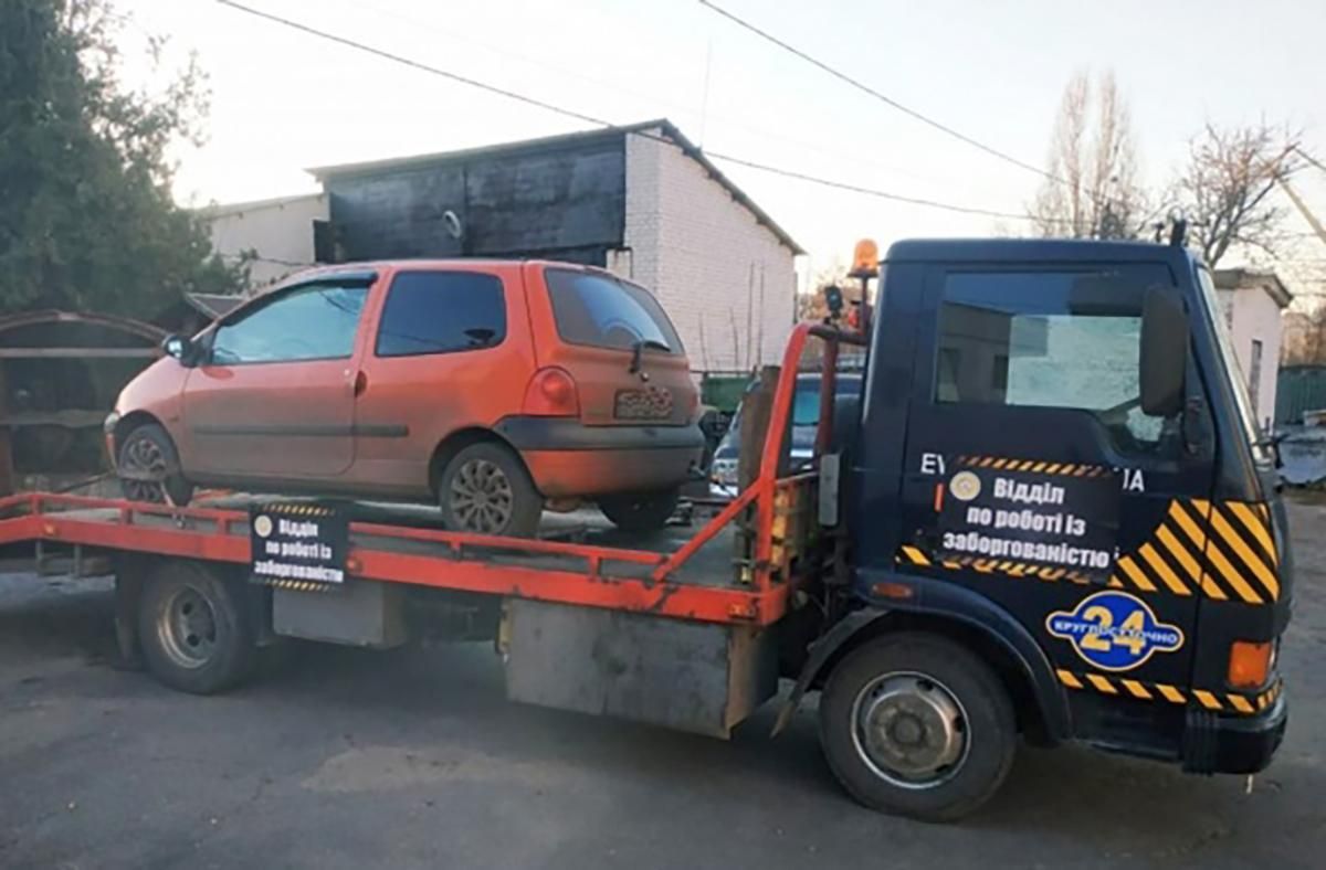 Через величезні борги за комуналку: в українця забрали машину - Україна новини - 24 Канал Через величезні борги за комуналку: в українця забрали машину - Україна новини - 24 Канал