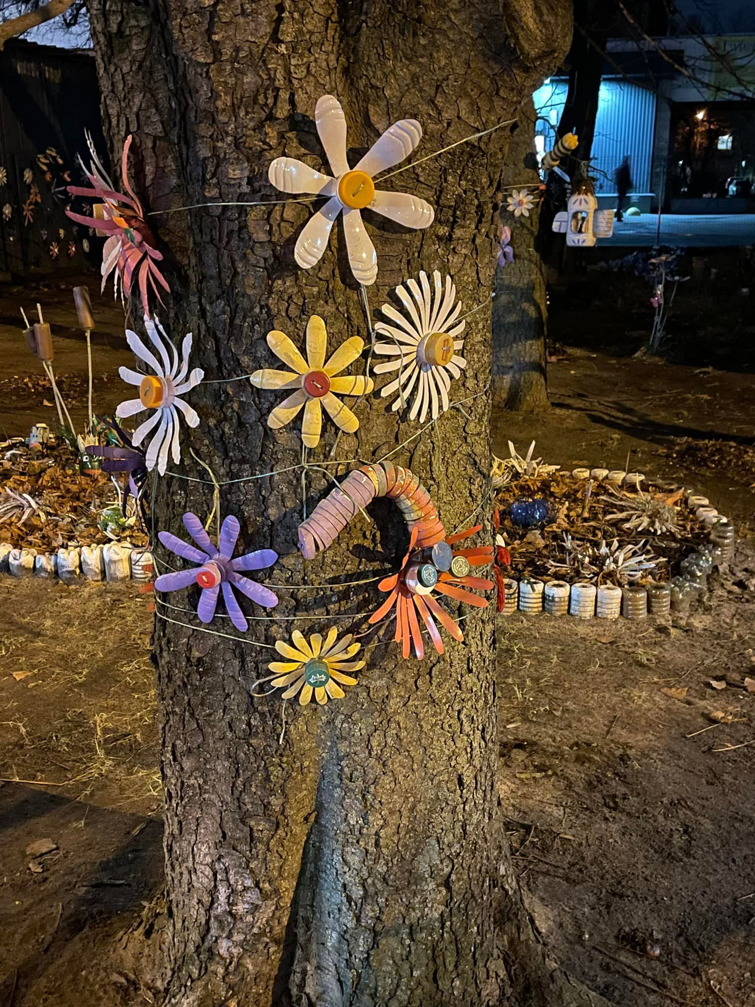 Двір на Солом'янці прикрасили неекологічним арт-об'єктом: мешканці розійшлися у смаках - Київ Двір на Солом'янці прикрасили неекологічним арт-об'єктом: мешканці розійшлися у смаках - Київ