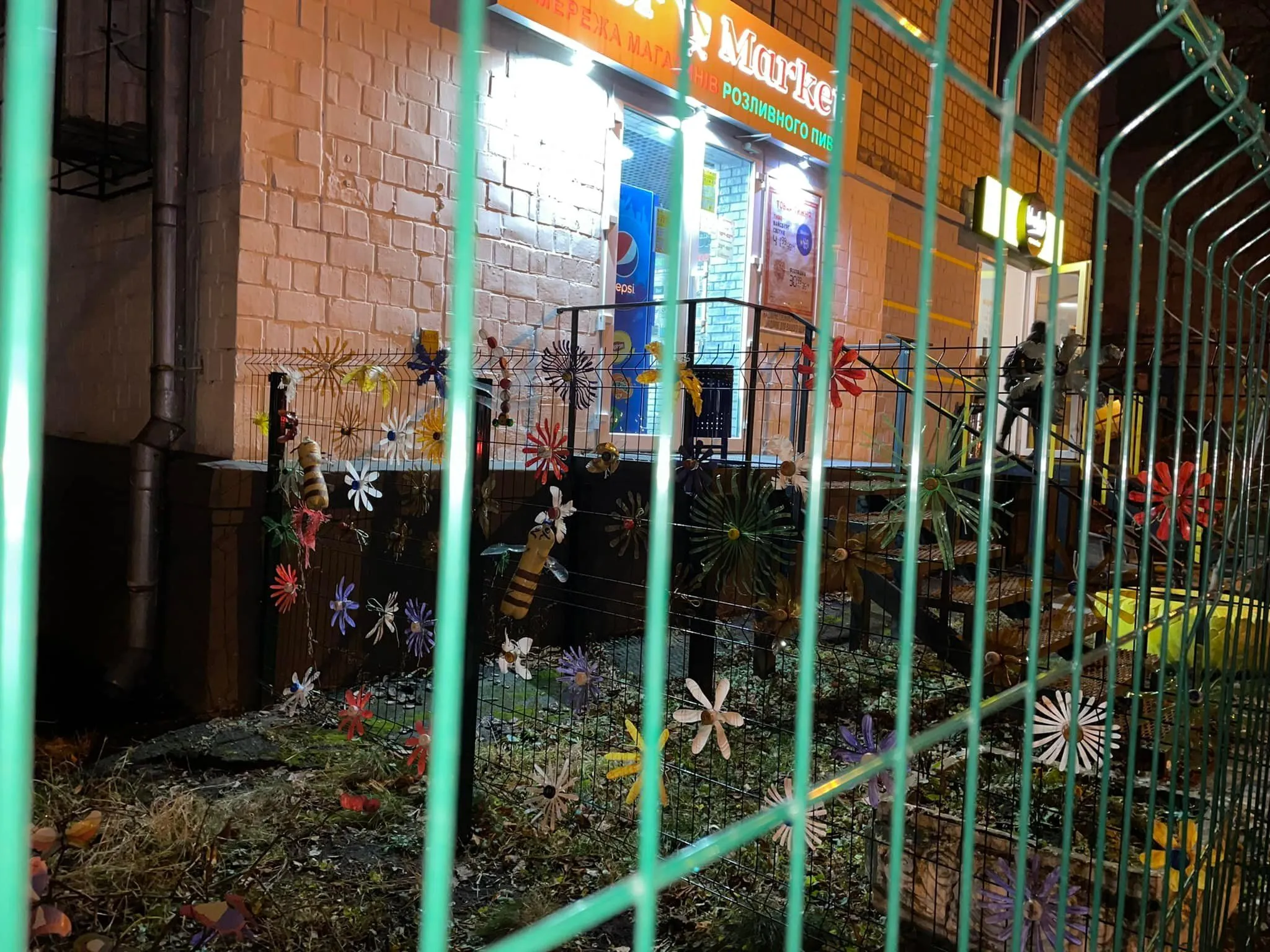 Двір у Києві задекорували виробами з пластикових пляшок, сміття у Києві