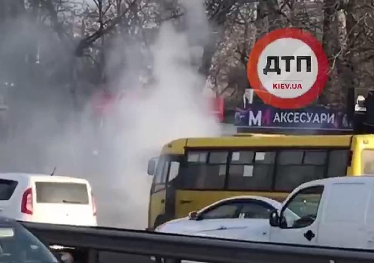 На "Нивках" спалахнула маршрутка: людей довелося евакуювати – моторошні кадри - Новини Києва - Київ