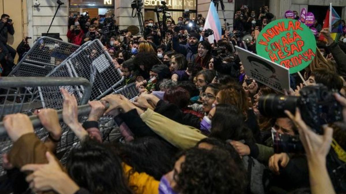 В Турции женщины вышли на митинг против насилия: полиция применила газ