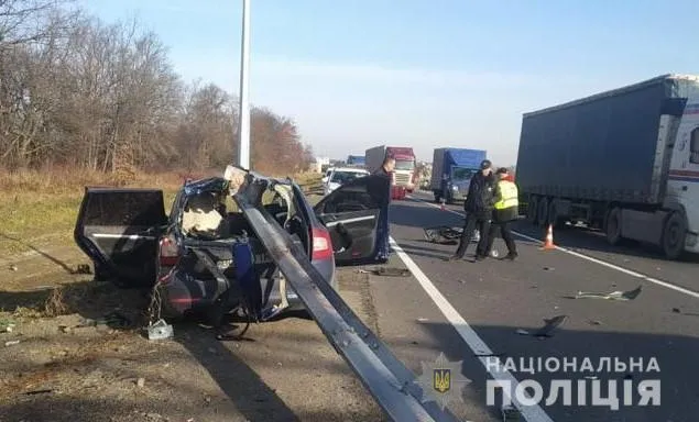 Відбійник наскрізь проштрикнув авто: на трасі Київ-Чоп трагічно загинув водій