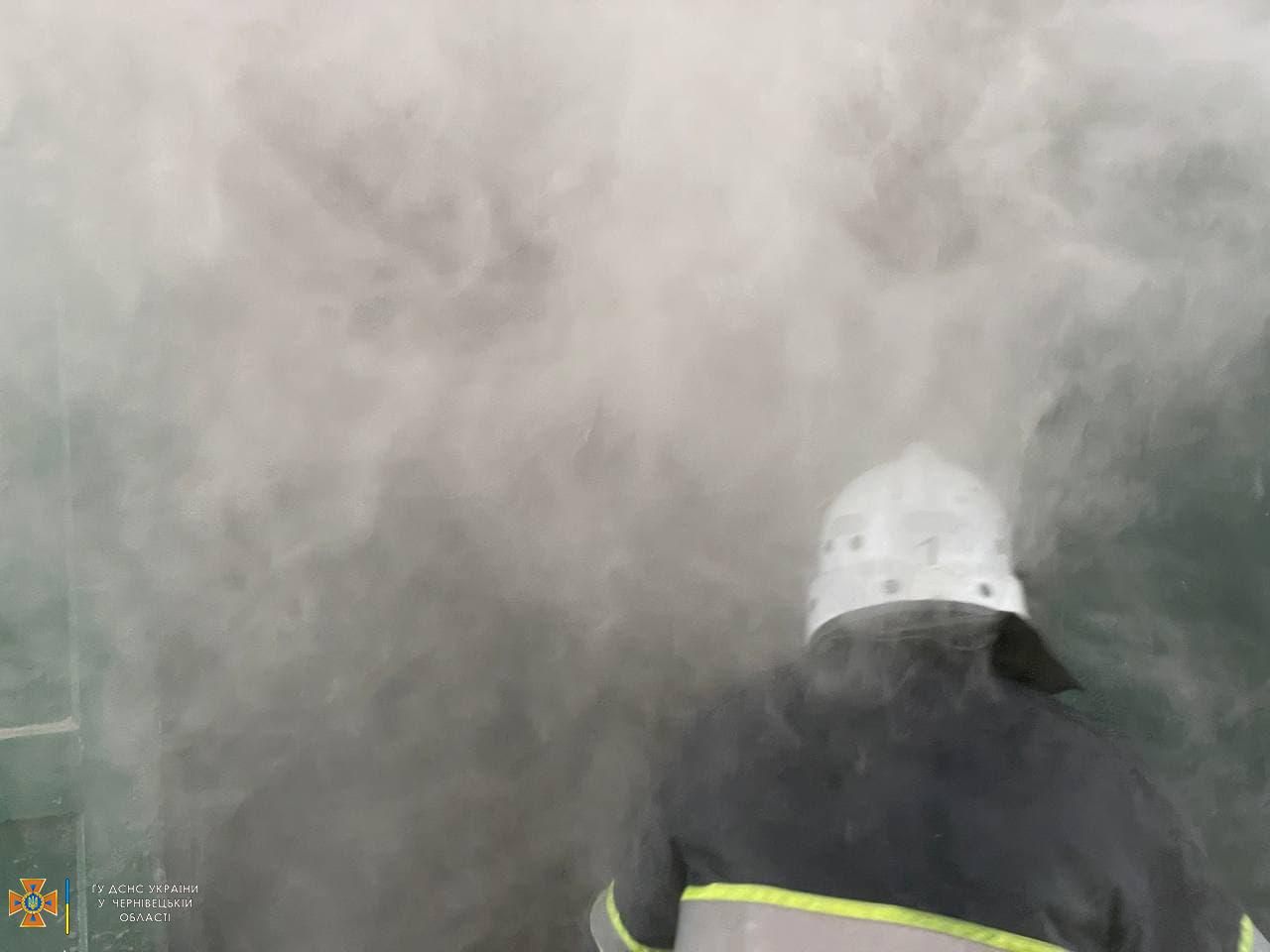 В больнице в Черновцах произошел пожар: огонь охватил 100 квадратов - фото с места происшествия