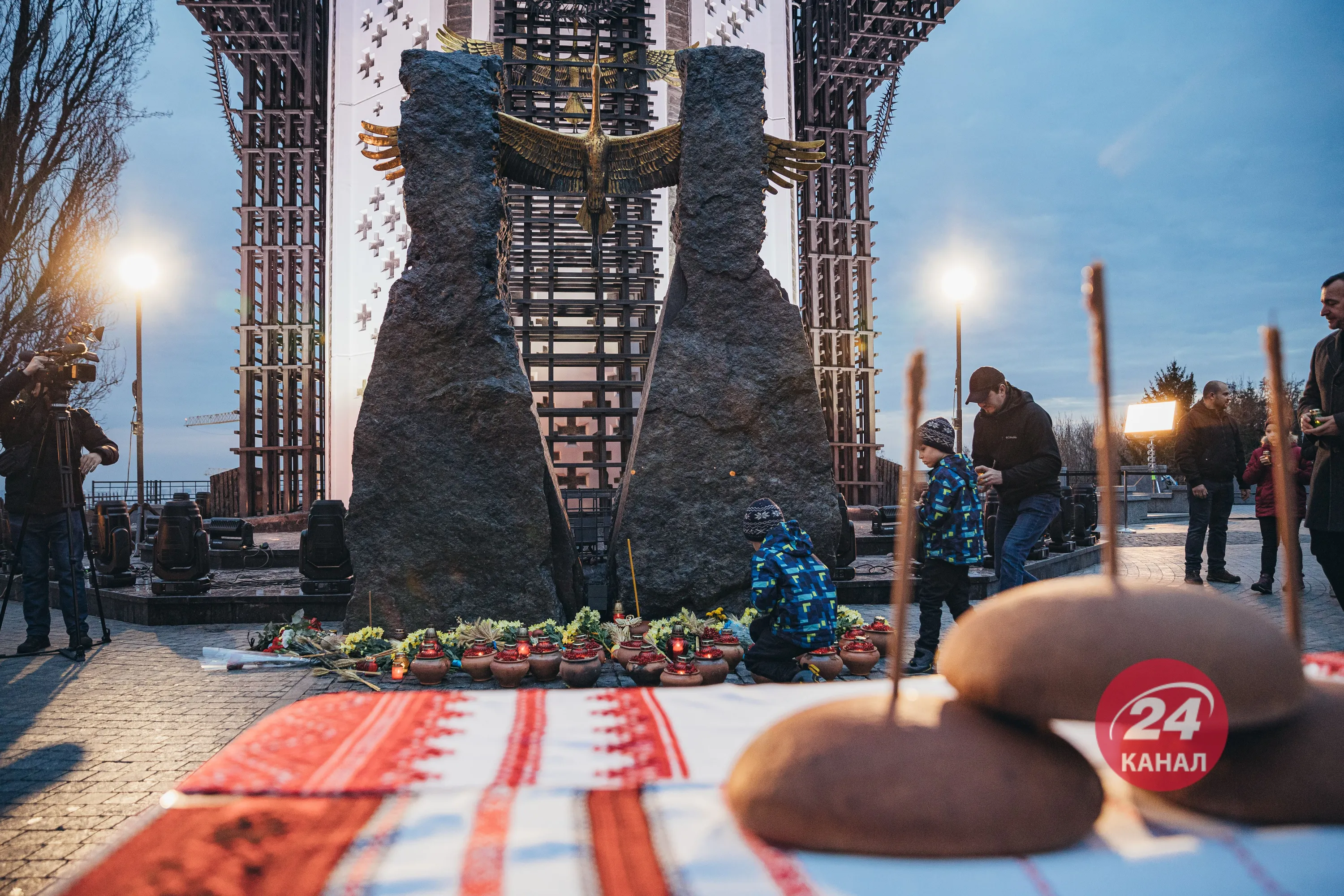 У Києві вшанували пам'ять жертв Голодомору: промовисті фото