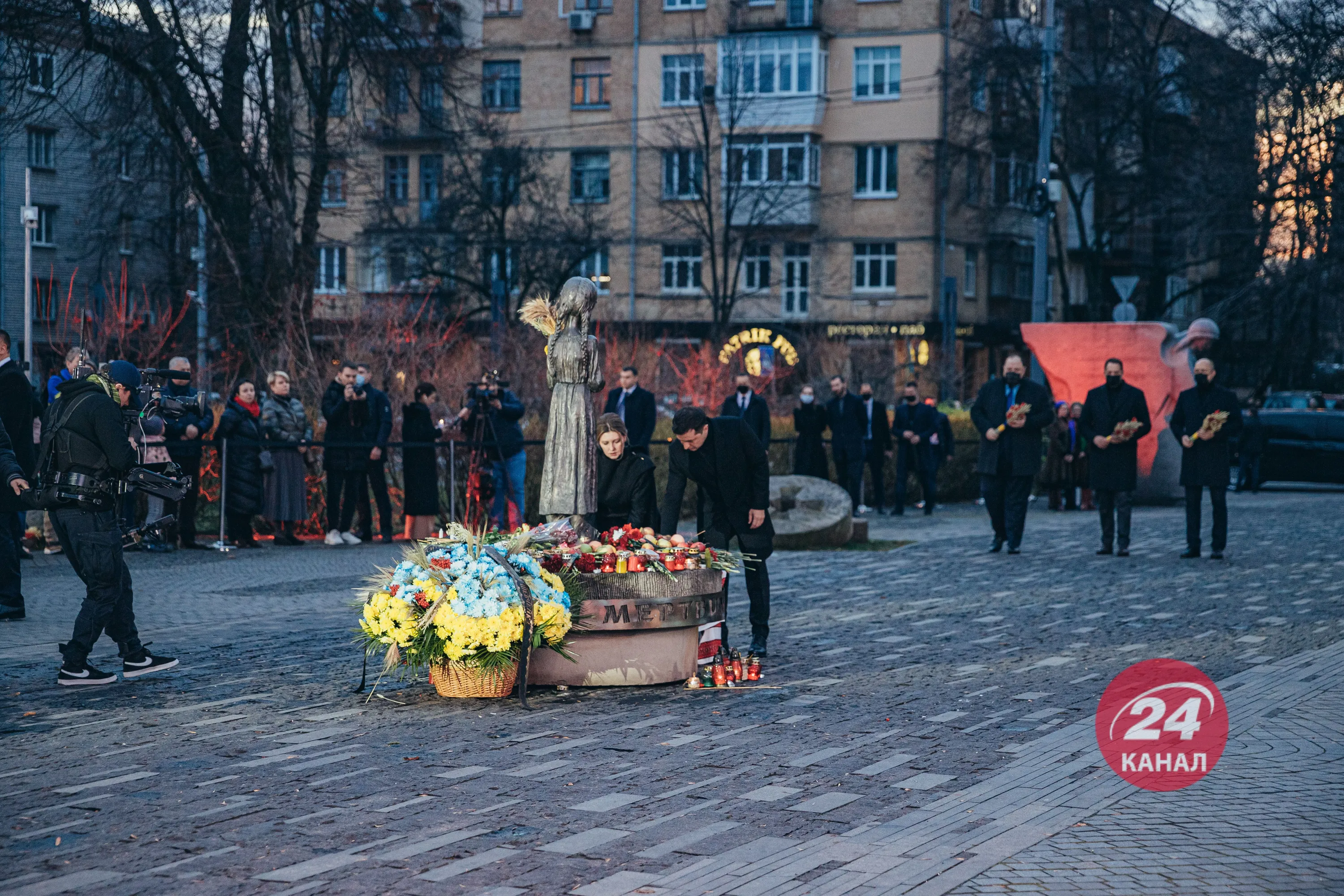 У Києві вшанували пам'ять жертв Голодомору: промовисті фото У Києві вшанували пам'ять жертв Голодомору: промовисті фото