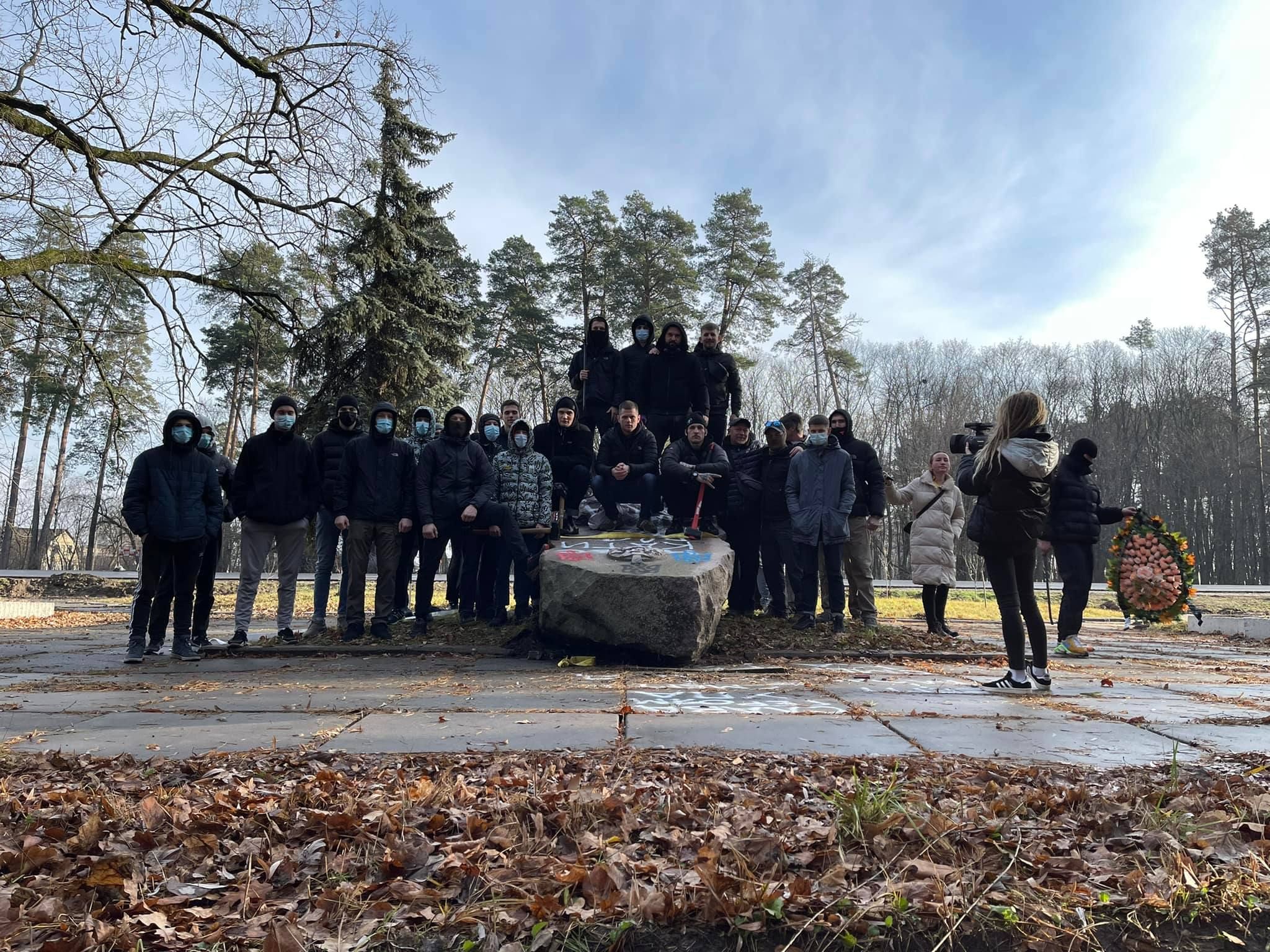 Под Киевом в День памяти жертв Голодомора снесли памятник чекистам