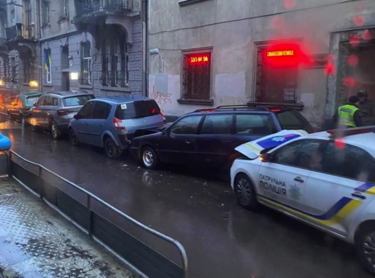 Патрульні розбили у Львові 4 припарковані автівки - Львів