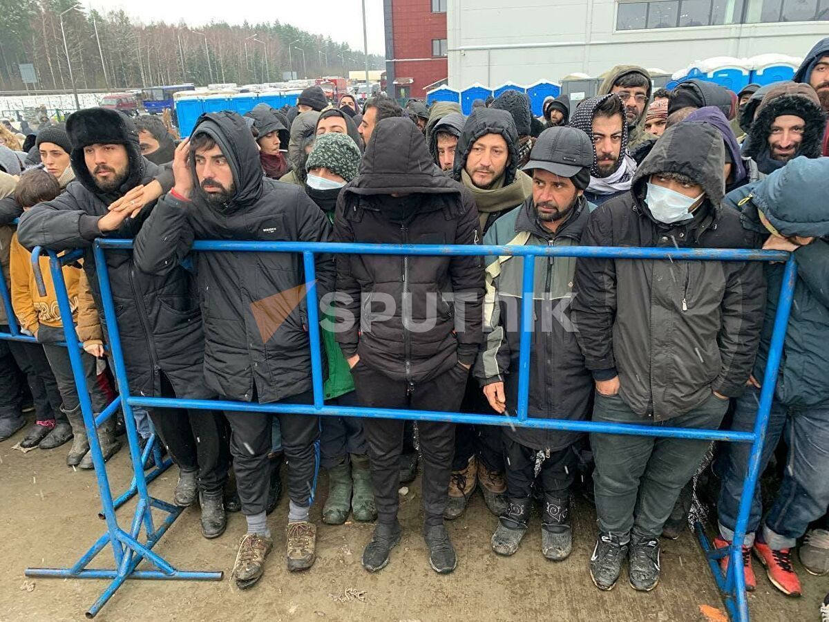 Мігранти на кордоні Білорусі побилися через останню коробку теплого взуття - новини Білорусь - 24 Канал Мігранти на кордоні Білорусі побилися через останню коробку теплого взуття - новини Білорусь - 24 Канал