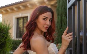 Фітнес-модель Ана Чері показала пишні форми в крихітному купальнику