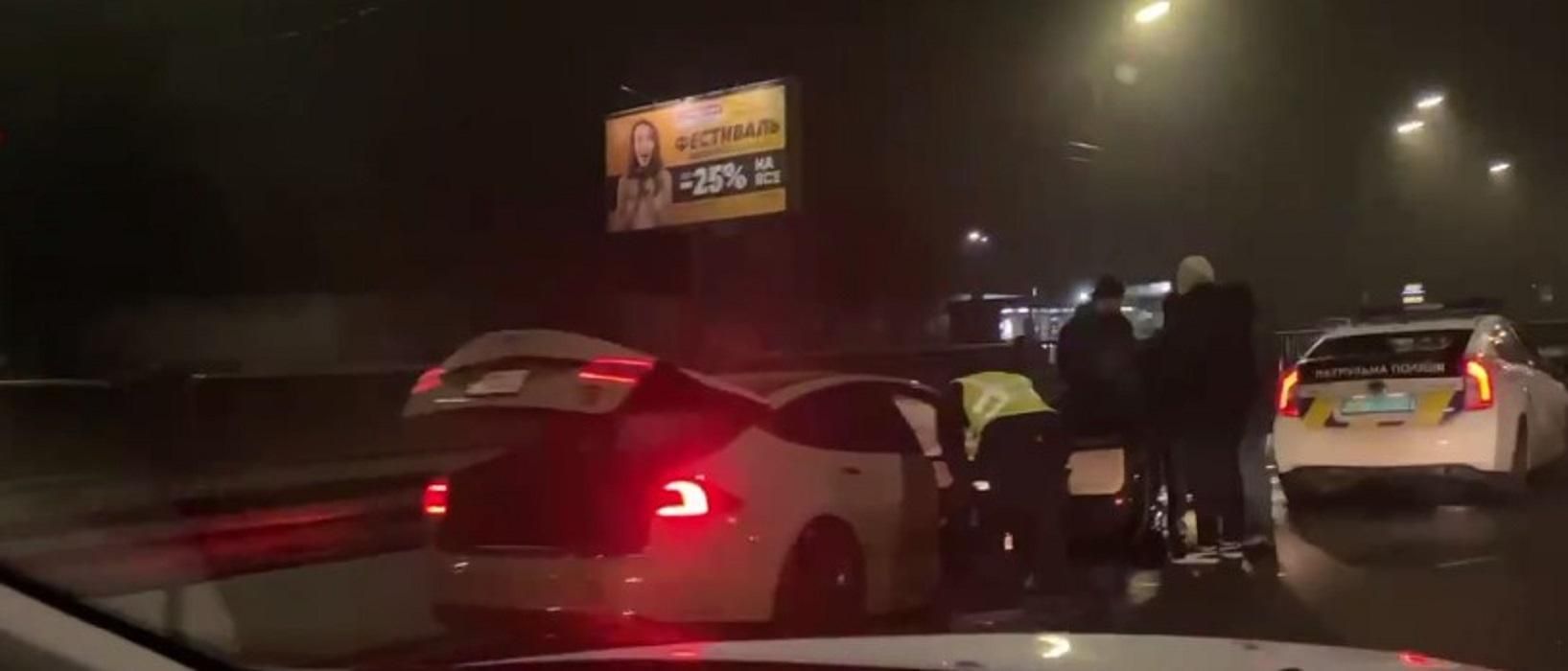 На Воскресенці водій Tesla влаштував моторошну ДТП з потрійним ударом - Новини Києва - Київ На Воскресенці водій Tesla влаштував моторошну ДТП з потрійним ударом - Новини Києва - Київ